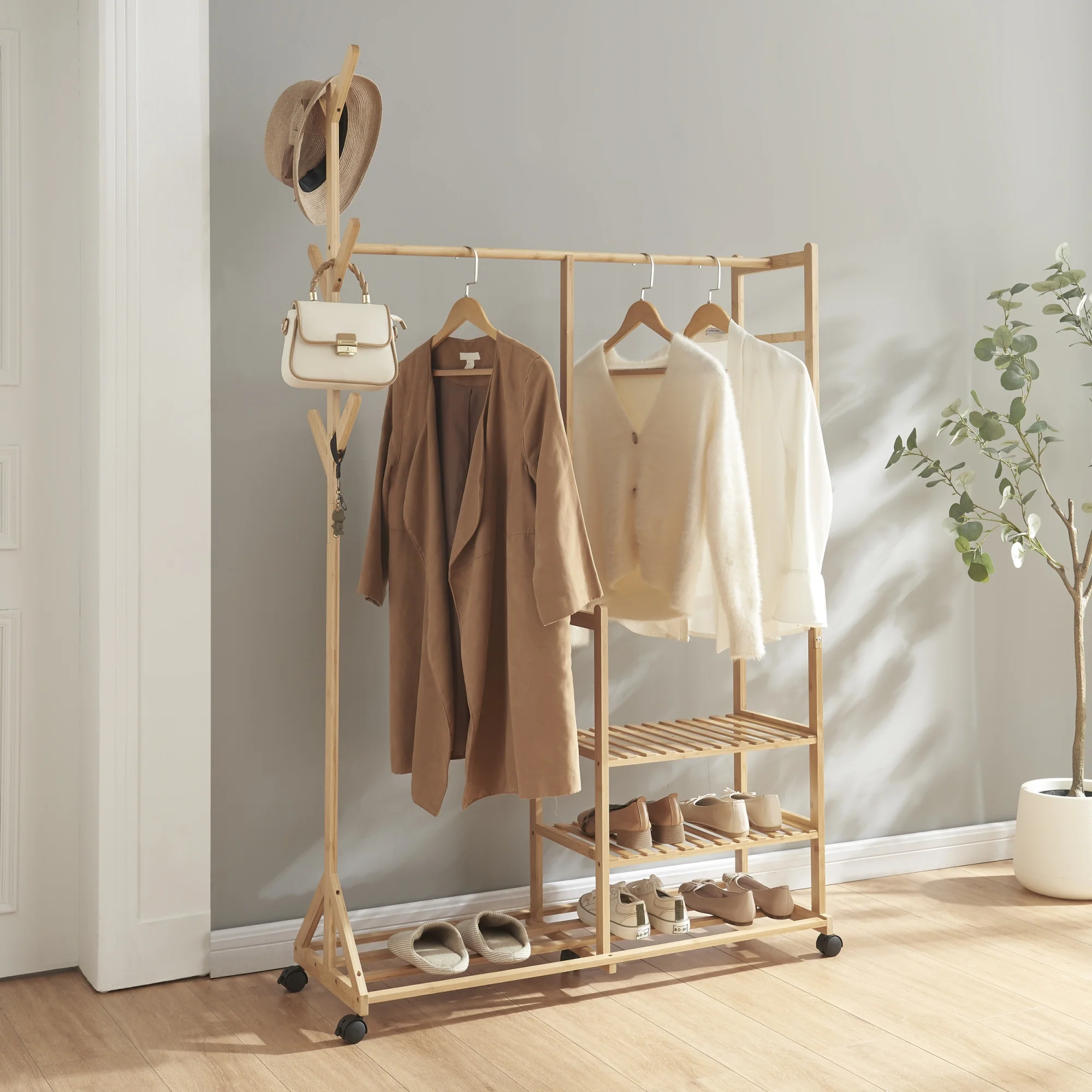 [en.casa] Bamboe kledingrek Ikaalinen op wielen 176x100x38 cm houtkleurig